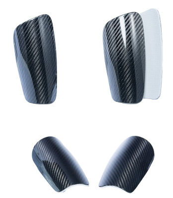 La protection de base de la chaussure de football est en fibre de carbone.