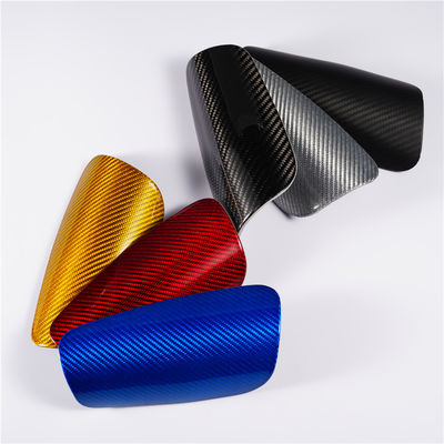 La protection de base de la chaussure de football est en fibre de carbone.