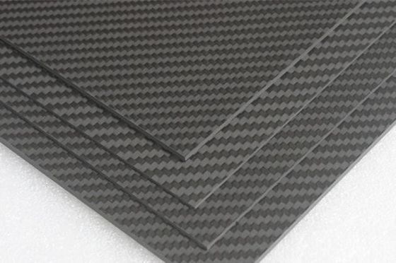 200*300 mm feuille composite renforcée de fibres de carbone 3K Twill brillante pour moteurs de quadricoptère RC
